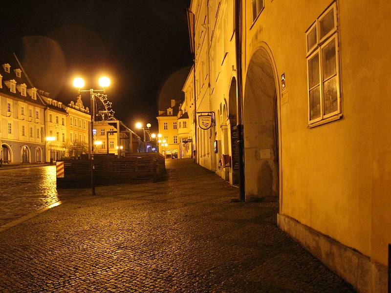 Po 21. hodině bylo centrum Chebu naprosto vylidněné.