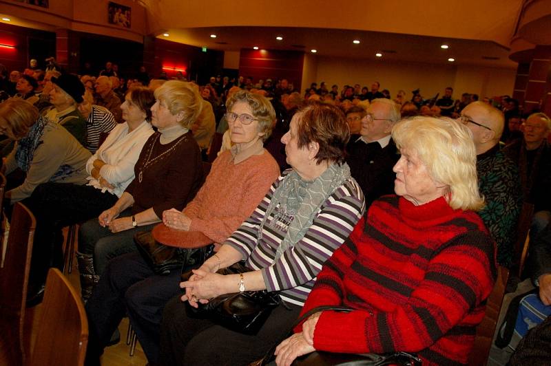 Mažoretky, dechový orchestr a asi tři stovky občanů v Chebu přivítaly prezidenta Miloše Zemana. Ten s obyvateli debatoval například o nízkých důchodech, nezaměstnanosti, ale třeba také o nízké minimální mzdě.