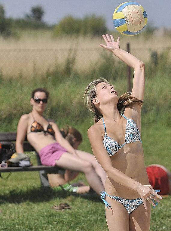 V areálu plovárny Dřenice u Jesenické přehrady se konal turnaj v beachvolejbale dvojic.