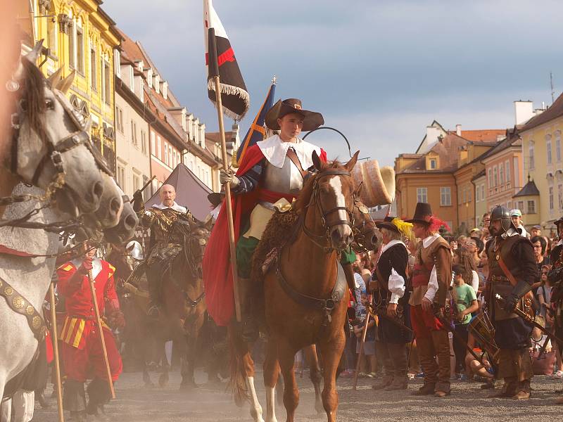 Jarmark, středověká vesnička, rytířský turnaj na koních a také velká bitva. To a spousty dalšího čekalo na návštěvníky Valdštejnských slavností, které se v Chebu konaly uplynulý pátek a sobotu.