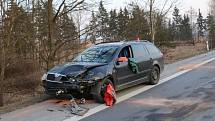 Při nehodě se zranili tři lidé, nejvážněji pak řidička z auta, do kterého Smart v protisměru narazil.
