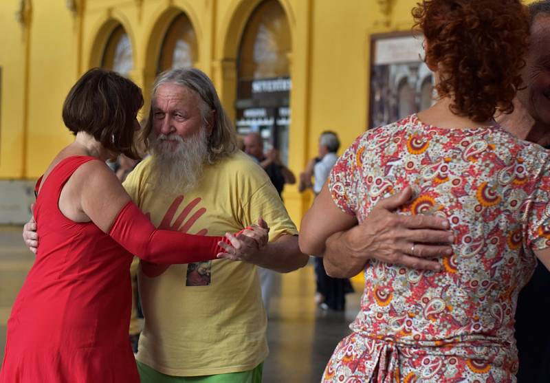 Argentinské tango tančili na kolonádě v Mariánských Lázních.