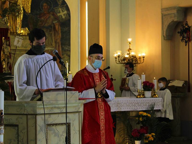 Během žehnání pramenům museli lidé dodržovat epidemiologická nařízení.