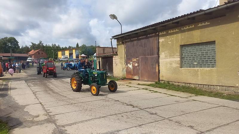 Dožínky se konaly ve Skalné na Chebsku. Nechyběla tu výstava traktorů.