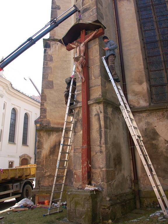 DŘEVĚNÝ KŘÍŽ S KRISTEM z chebského kostela Zvěstování Panny Marie je od čtvrtka u restaurátorů. 