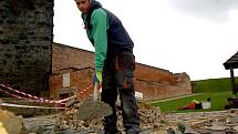 Dlážděný povrch nádvoří v těchto dnech předělávají pracovníci ze společnosti Algon na chebském hradě. Opravy se dočkají všechna rozbitá místa. 