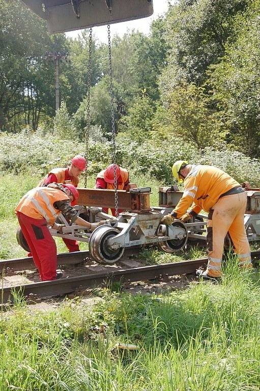 PRÁCE NA POSLEDNÍ ČÁSTI třetího tranzitního koridoru na trati Cheb Cheb státní hranice jsou v plném proudu. Stavebníci právě nyní připravují okolí kolem trati pro novou etapu. 