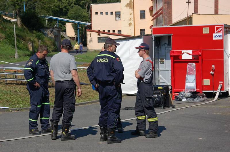 NÁKAZA PTAČÍ CHŘIPKOU, to bylo námětem taktického několikadenního cvičení FOCUS 2015. Akce vyvrcholila na farmě v Plesné, kde bylo cvičení obětováno sto padesát slepic.