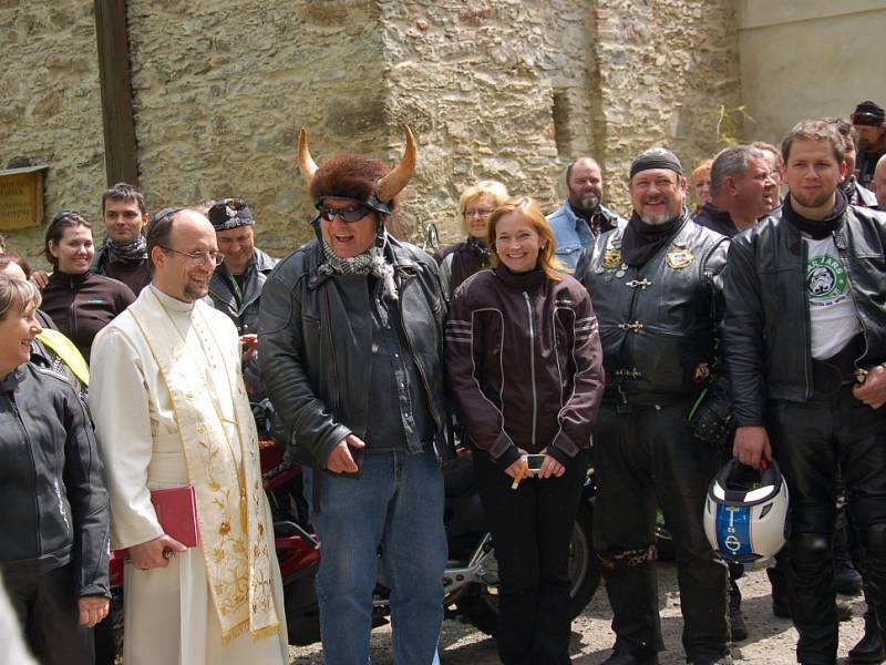 V kostele svatého Jana Křtitele ve Vysoké u Staré Vody zahájila více jak stovka motorkářů ze všech koutů republiky i sousedního Německa sezonu.
