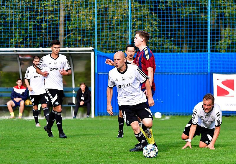 Jedenáct branek obdržel novorolský FK v rámci derby na půdě nejdeckého FK (v bílém), čímž si připsal na účet pátou podzimní porážku.