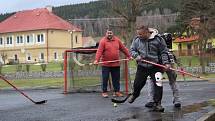 TRADICE. Oslavy příchodu nového roku se v Milíkově neobejdou bez srandamače v hokeji. 