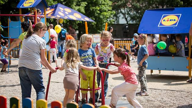 Která města se mohou na hřiště v hodnotě 1,5 milionu korun těšit, rozhodne veřejnost v hlasování, které potrvá do 28. února 2019. V kraji se hlasuje o hřiště v Aši, Františkových Lázních, Chodově, Karlových Varech, Mariánských Lázních a Ostrově.