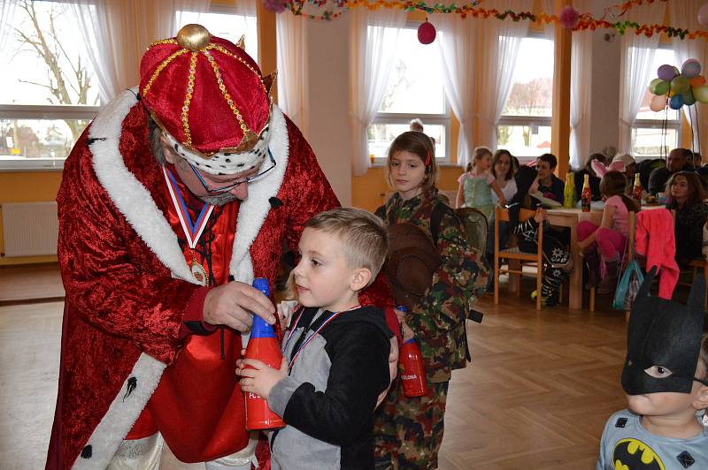 Staročeské i ´moderní´ postavičky dorazily na sedmnáctý ročník Milíkovského masopustu.