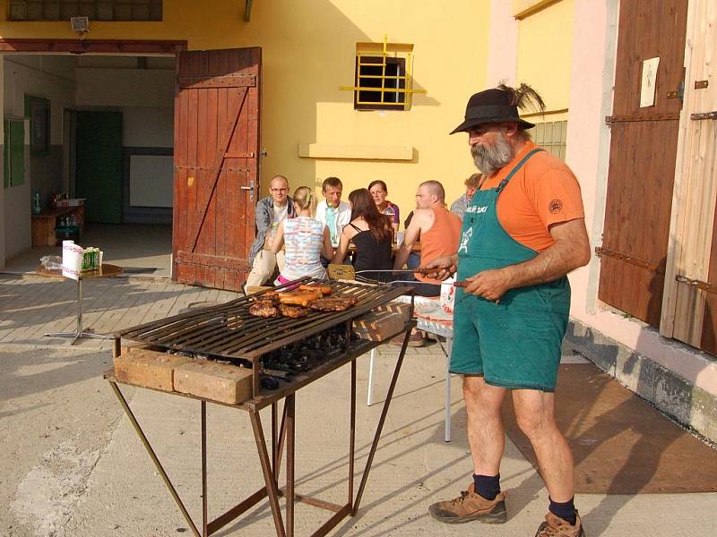 Zaměstnanci ašské stavební firmy se sešli na grilování.