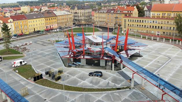 DOPRAVNÍ TERMINÁL  u vlakového nádraží v Chebu se rýsuje do své finální podoby. Z výšky je dobře patrné,  jak bude celá stavba nakonec vypadat.  