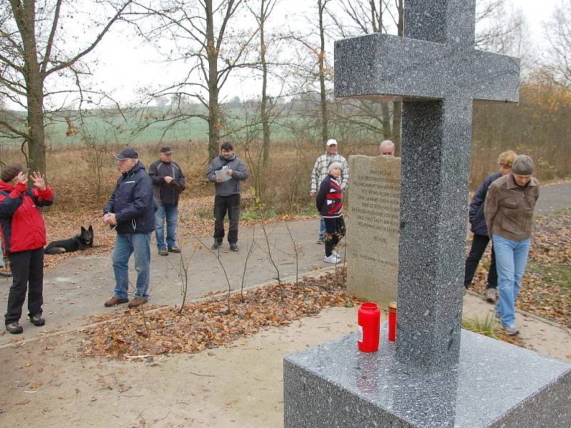 OBYVATELÉ nejen z Chebu, ale i okolních obcí se vydali k památníku Obětem železné opony ve Svatém Kříži.