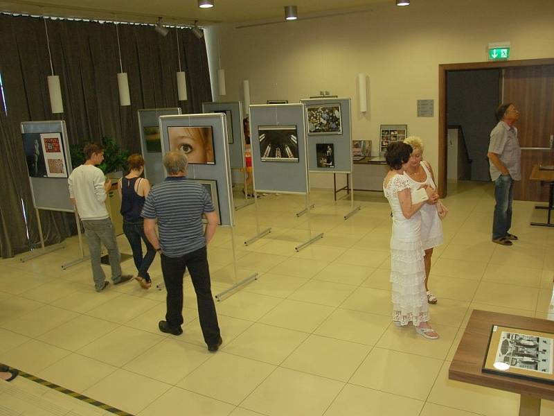 Desítkami fotografií od zahraničních studentů ožila část Kulturního centra Svoboda v Chebu.