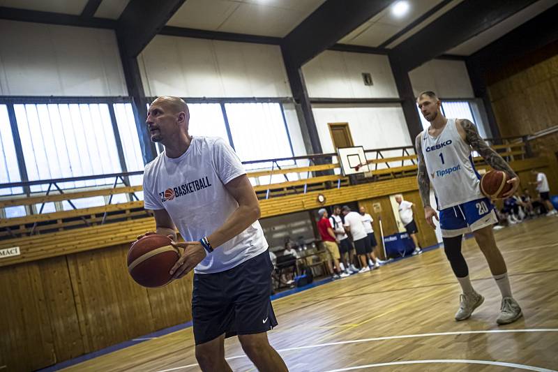 DŘINA I ODPOČINEK, to v sobě spojoval minulý týden pobyt českých basketbalistů v Mariánských Lázních. V sobotu pak proběhlo vyhlášení nejlepších hráčů minulé sezony.