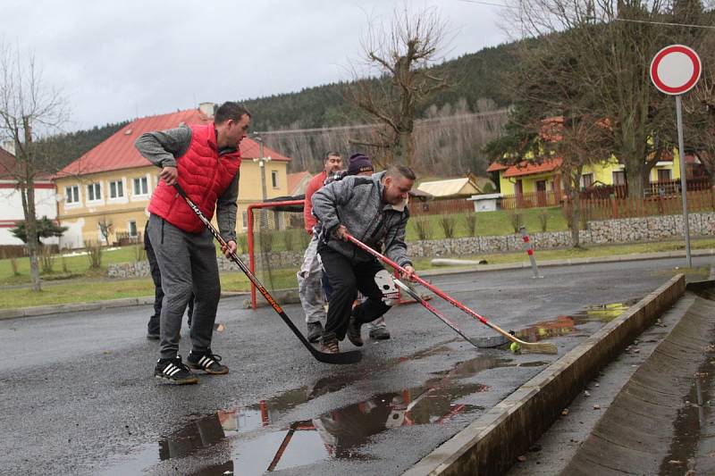 TRADICE. Oslavy příchodu nového roku se v Milíkově neobejdou bez srandamače v hokeji. 