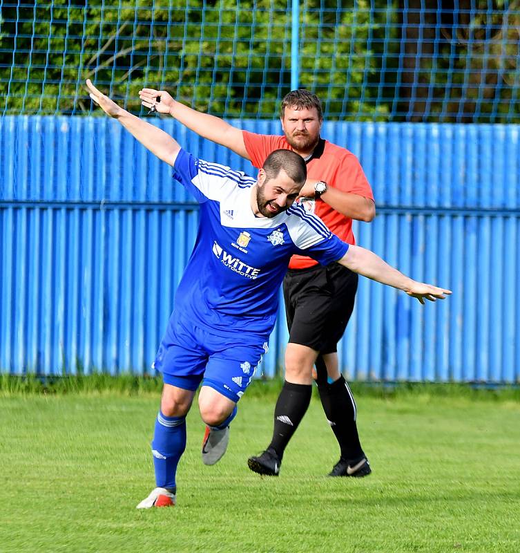 Nejdecký FK udolal před svými fanoušky Františkovy Lázně (ve žlutém) v poměru 2:1.