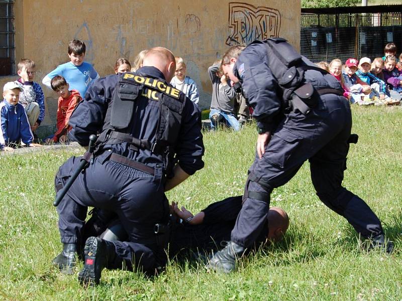 Ukázky policejní práce v základní škole ve Skalné