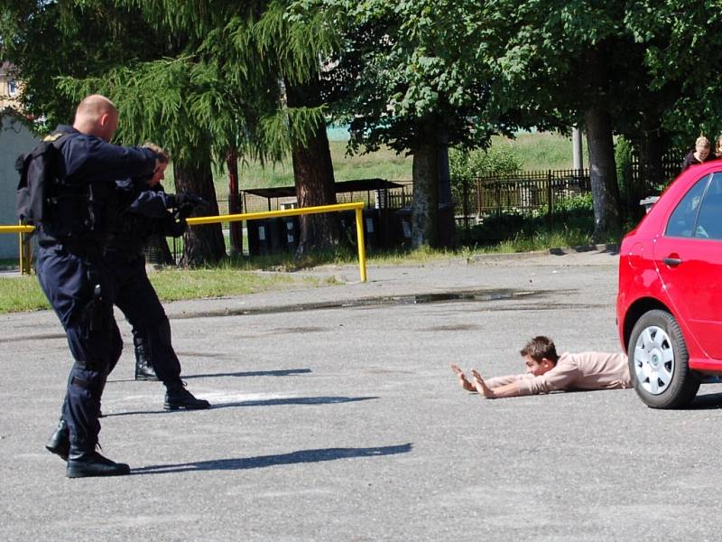 Ukázky policejní práce v základní škole ve Skalné