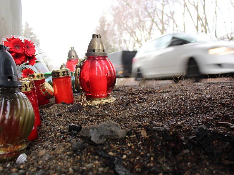 Dodnes se nemohou z nehody, která se stala o víkendu u Mariánských Lázní, lidé vzpamatovat. V místě, kde auto ve vysoké rychlosti narazilo do pilíře mostu, hoří několik svíček. Položené jsou tu i květiny.