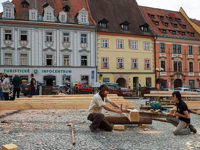 Obecní pec na chleba vyroste během následujících týdnů v komunitní zahradě v Májové ulici v Chebu. Na zakrytí pece bude využita unikátní replika krovu presbytáře františkánského kláštera.