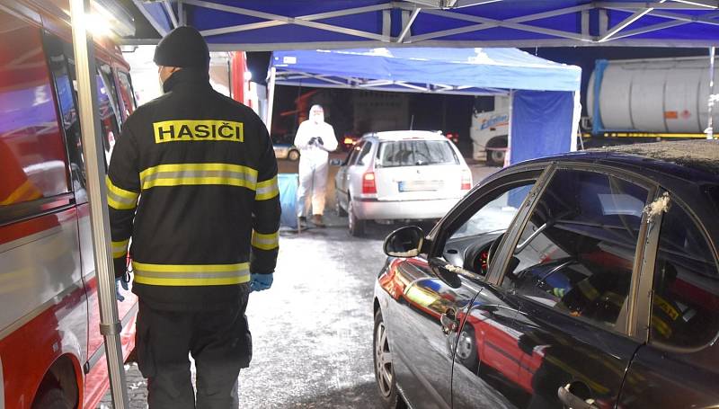 Od 4 hodin ráno funguje v Pomezí mobilní testovací místo, jehož provoz zajišťují hasiči.