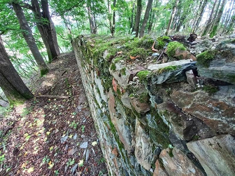 Pozůstatky kostela svaté Anny na Zelené hoře u Chebu jsou dodnes patrné. Jsou tu vidět zbytky zdí.