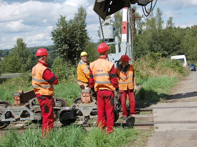 PRÁCE NA POSLEDNÍ ČÁSTI třetího tranzitního koridoru na trati Cheb Cheb státní hranice jsou v plném proudu. Stavebníci právě nyní připravují okolí kolem trati pro novou etapu. 