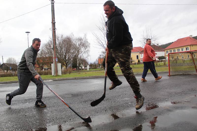 TRADICE. Oslavy příchodu nového roku se v Milíkově neobejdou bez srandamače v hokeji. 