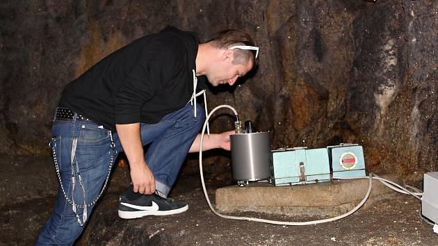 Největší seismologická stanice, která zaznamenává otřesy půdy, se nachází pod skalenským hradem Vildštejn.