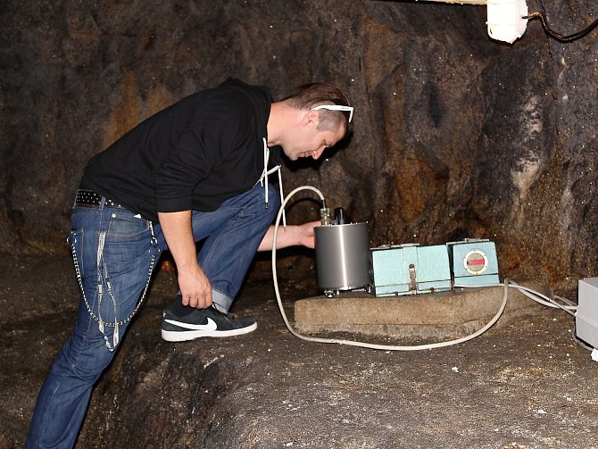 Největší seismologická stanice, která zaznamenává otřesy půdy, se nachází pod skalenským hradem Vildštejn.