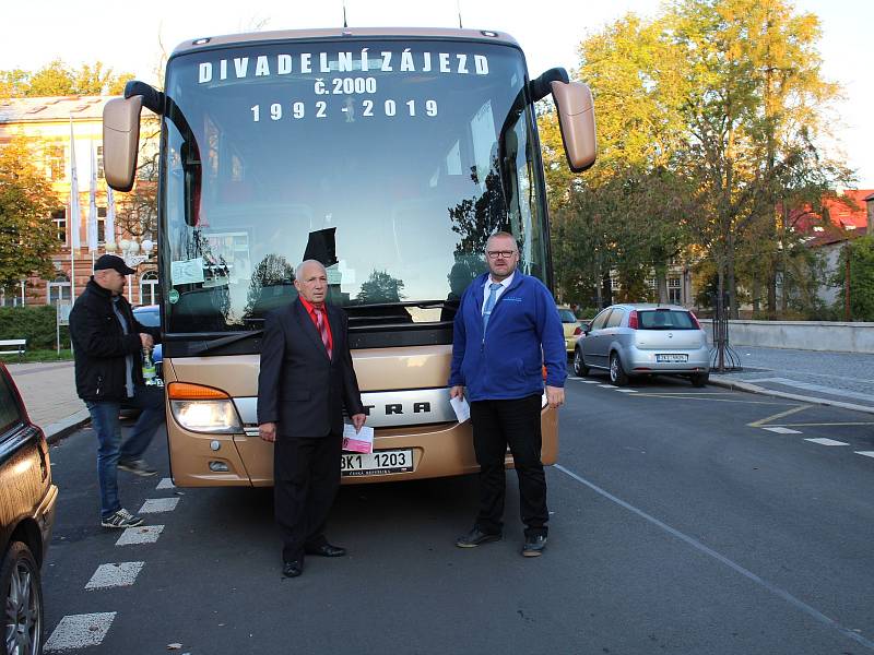 Už 2000 autobus vypravil na divadelní představení do Prahy profesor chebského gymnázia Miroslav Stulák.