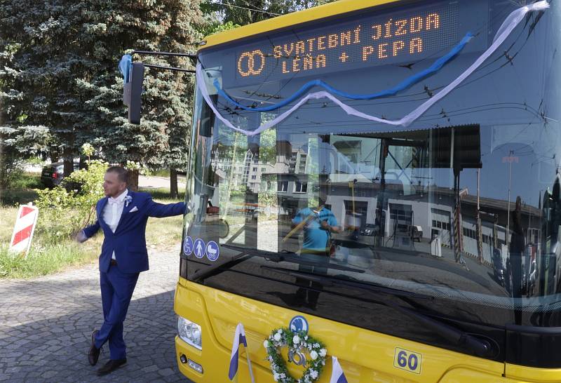 Svatebně nazdobený trolejbus vezl novomanžele Mariánskými Lázněmi