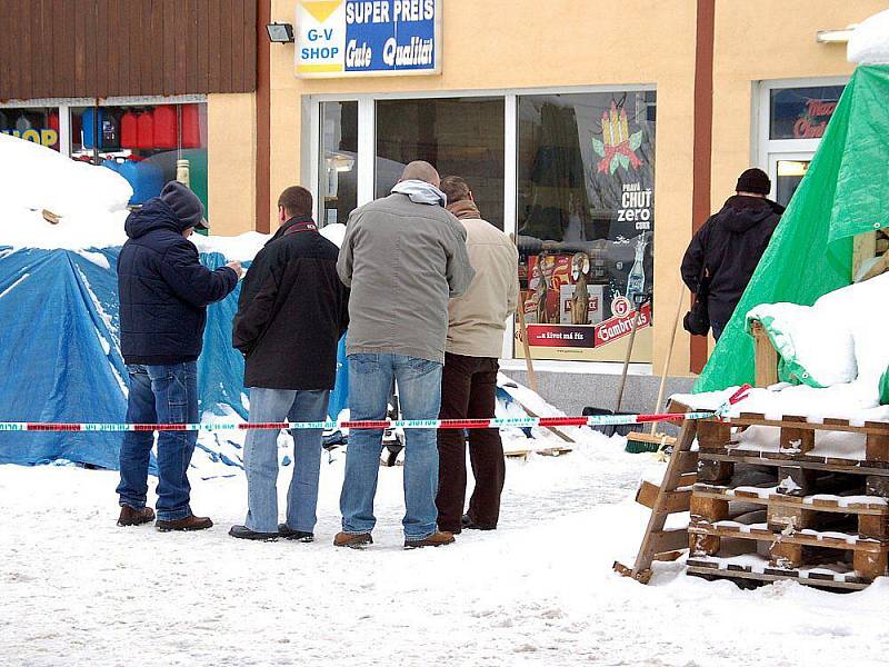 Zbitého vietnamského spoluobčana našli lidé v bývalé šatně u prodejny potravin v obci Nový Žďár u Aše. Kriminalisté na místě hledali důkazy. Se zraněným mužem letěl vrtulník do Fakultní nemocnice v Plzni.