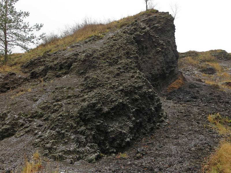 Vyhaslá sopka Železná hůrka u Mýtiny.