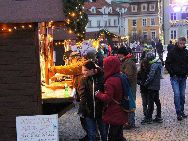 Na chebském náměstí bylo možné prohlédnout si stromeček, popřípadě si zabruslit na ledě.