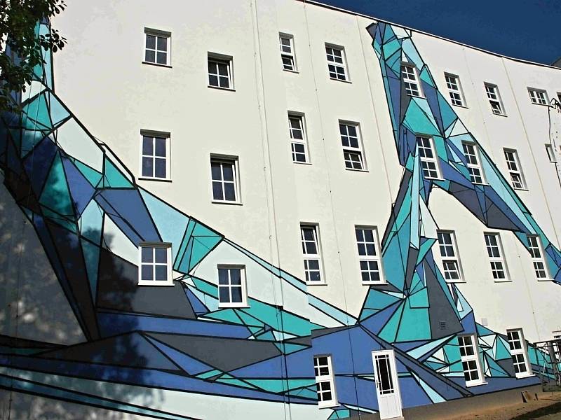 Velkoplošná graffiti ozdobila bývalé učňovské středisko v Aši. Motiv, který navrhlo a vytvořilo občanské sdružení Art Direct.