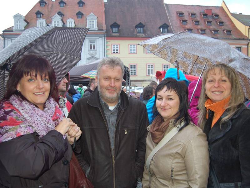 Hudebně- zábavný program ´Špalíček fest´ Chebany doslova nadchl. Překvapil však i Pražany. 