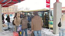 CESTUJÍCÍ NEJEN Z CHEBU si nemohou nový terminál vynachválit. Včera využili hned několika autobusových spojů. 