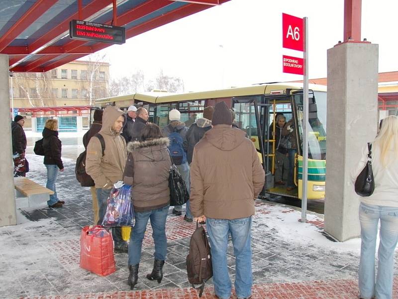 CESTUJÍCÍ NEJEN Z CHEBU si nemohou nový terminál vynachválit. Včera využili hned několika autobusových spojů. 