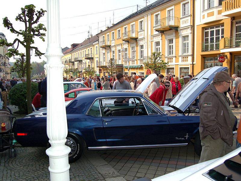 Opět se blíží velkolepá akce Mezinárodní soutěž elegance historických vozidel, již tradičně pořádá Veteran Car Club (VCC) Cheb a město Františkovy Lázně. Loni sem zavítaly stovky návštěvníků.