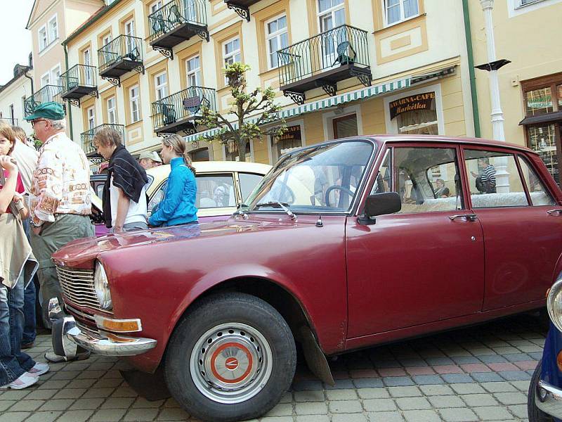 Opět se blíží velkolepá akce Mezinárodní soutěž elegance historických vozidel, již tradičně pořádá Veteran Car Club (VCC) Cheb a město Františkovy Lázně. Loni sem zavítaly stovky návštěvníků.