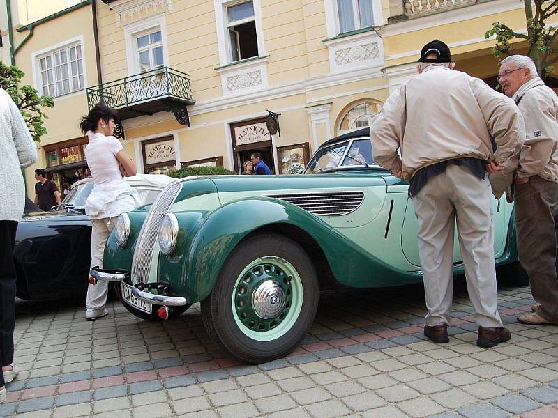 Opět se blíží velkolepá akce Mezinárodní soutěž elegance historických vozidel, již tradičně pořádá Veteran Car Club (VCC) Cheb a město Františkovy Lázně. Loni sem zavítaly stovky návštěvníků.