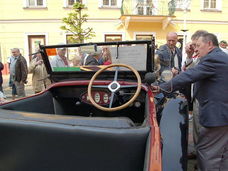 Opět se blíží velkolepá akce Mezinárodní soutěž elegance historických vozidel, již tradičně pořádá Veteran Car Club (VCC) Cheb a město Františkovy Lázně. Loni sem zavítaly stovky návštěvníků.