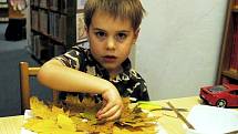 Nejen ratolesti, ale i jejich maminky se zapojily do výroby stromů na výtvarné dílně Kutílek v chebské dětské knihovně.