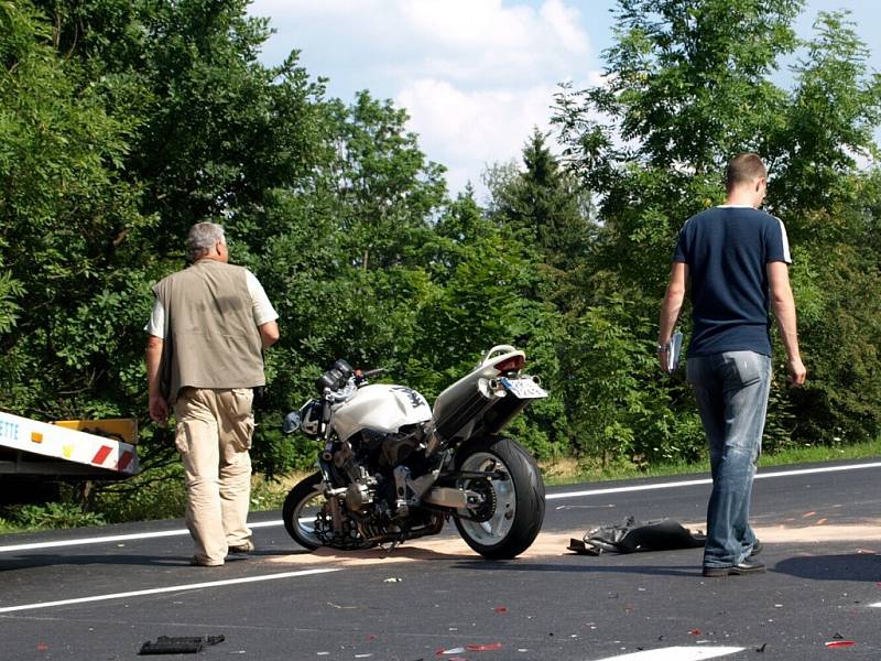 Další dopravní nehoda na Chebsku se stala u Františkových Lázní. Osobní automobil nejspíše nedal přednost motocyklistovi. Toho do nemocnice transportoval vrtulník