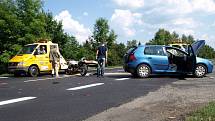 Další dopravní nehoda na Chebsku se stala u Františkových Lázní. Osobní automobil nejspíše nedal přednost motocyklistovi. Toho do nemocnice transportoval vrtulník